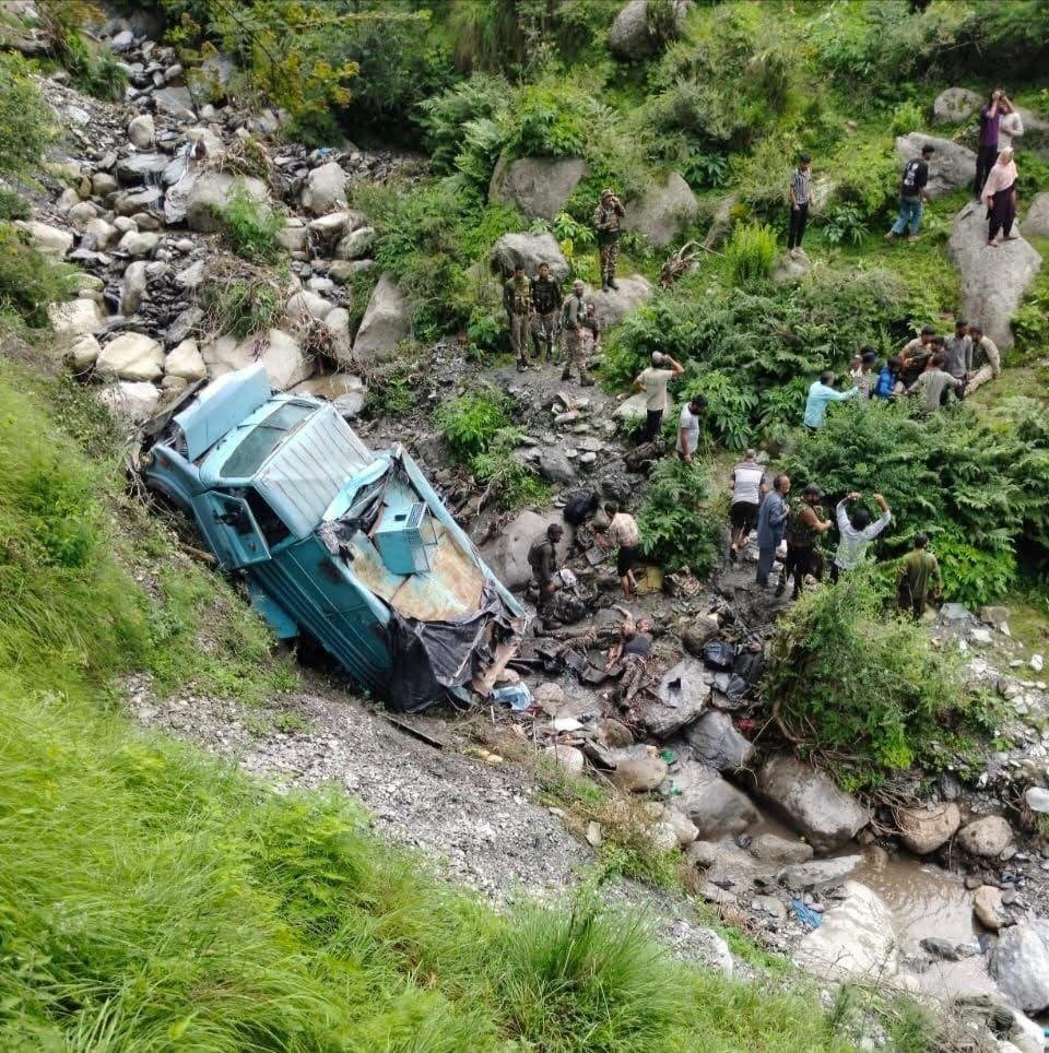 जम्मू कश्मीर के उधमपुर में बड़ा हादसा, खाई में गिरी CRPF जवानों से भरी बस, दो की मौत 12 घायल