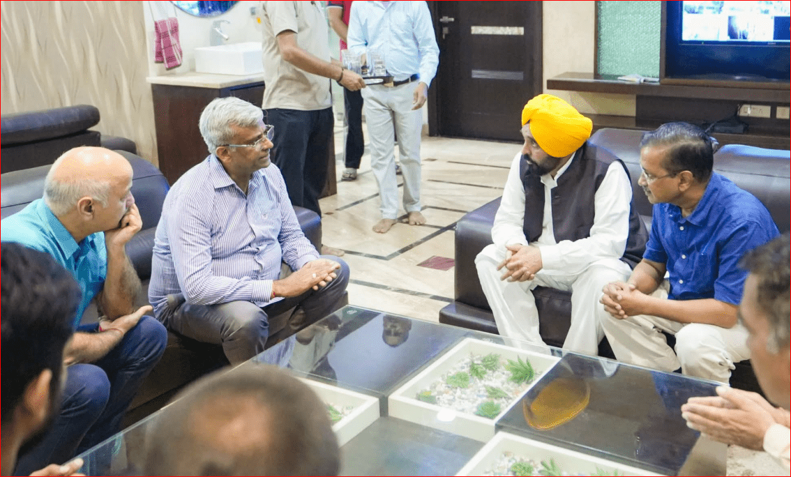 ਅਬੋਹਰ ਦੇ ਮਸ਼ਹੂਰ ਕੱਪੜਾ ਵਪਾਰੀ ਦੇ ਕਤਲ ਤੋਂ ਬਾਅਦ ਸੀ.ਐਮ. ਮਾਨ, ਅਰਵਿੰਦ ਕੇਜਰੀਵਾਲ ਤੇ ਮਨੀਸ਼ ਸਿਸੋਦੀਆ ਪਰਿਵਾਰ ਨੂੰ ਮਿਲੇ