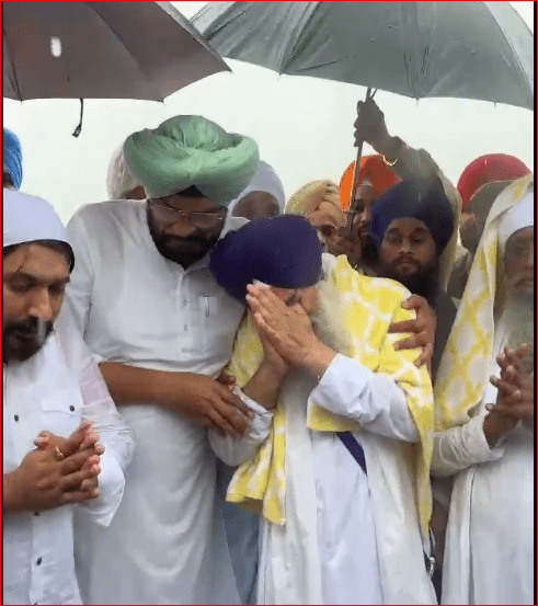 ਹੜ੍ਹ ਪੀੜਤਾਂ ਦੀ ਚੜ੍ਹਦੀਕਲਾ ਦੀ ਅਰਦਾਸ ਕਰਨ ਪਹੁੰਚੇ ਗਿਆਨੀ ਰਘਬੀਰ ਸਿੰਘ ਵੈਰਾਗ ‘ਚ ਆਏ, ਵਿਧਾਇਕ ਧਾਲੀਵਾਲ ਨੇ ਦਿੱਤਾ ਹੌਂਸਲਾ