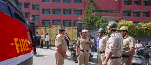 ਰਾਜਧਾਨੀ ‘ਚ ਸਕੂਲਾਂ ਨੂੰ ਮਿਲ ਰਹੇ Bomb Threat, ਦਹਿਸ਼ਤਗਰਦਾੰ ਦੇ ਨਿਸ਼ਾਨੇ ‘ਤੇ 50 ਸਕੂਲ।