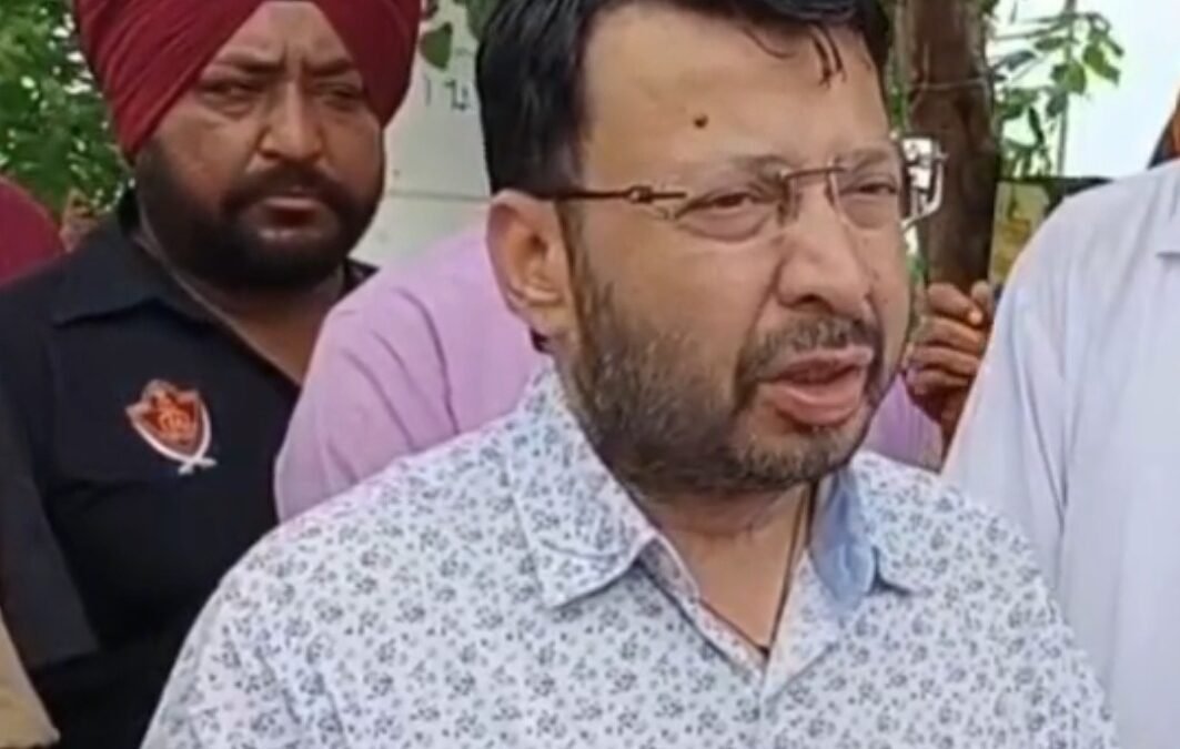 ਬਿਆਸ ਦਰਿਆ ਦੇ ਪੁਲ ‘ਤੇ ਬਣੇ ਧੁੱਸੀ ਬੰਨ੍ਹ ਦਾ ਜਾਇਜ਼ਾ ਲੈਣ ਪਹੁੰਚੇ ਕੈਬਨਿਟ ਮੰਤਰੀ ਡਾ. ਰਵਜੋਤ ਸਿੰਘ ਤੇ ਵਿਧਾਇਕ ਰਾਜਾ ਗਿੱਲ