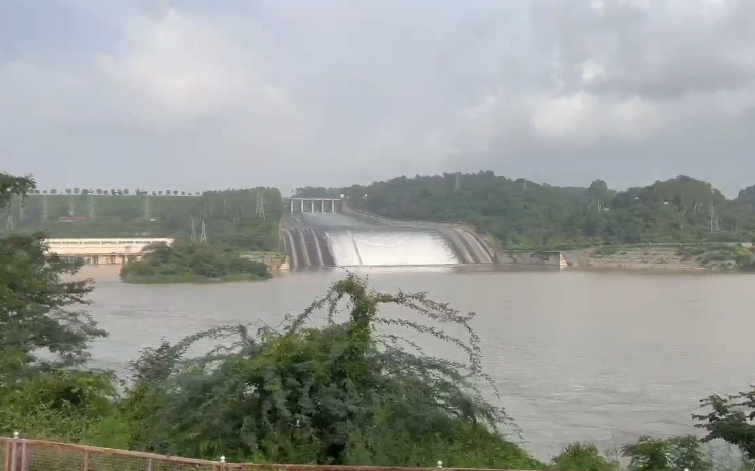 ਪੌਂਗ ਡੈਮ ਤੋਂ ਪਾਣੀ ਛੱਡਣ ਨਾਲ ਬਿਆਸ ਦੇ ਵਧਿਆ ਪਾਣੀ ਦਾ ਪੱਧਰ,ਪ੍ਰਸ਼ਾਸ਼ਨ ਵੱਲੋਂ ਲੋਕਾਂ ਨੂੰ ਸੁਰੱਖਿਅਤ ਥਾਵਾਂ ‘ਤੇ ਰਹਿਣ ਦੀ ਕੀਤੀ ਅਪੀਲ