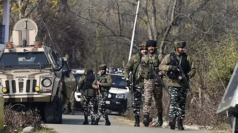 Kulgam Encounter: ਕਸ਼ਮੀਰ ਦੇ ਕੁਲਗਾਮ ਵਿੱਚ ਪੰਜਵੇਂ ਦਿਨ ਵੀ ਮੂਠਭੇੜ ਜਾਰੀ, ਸੁਰੱਖਿਆ ਬਲਾਂ ਨੇ ਮਾਰੇ ਤਿੰਨ ਆਤੰਕੀ