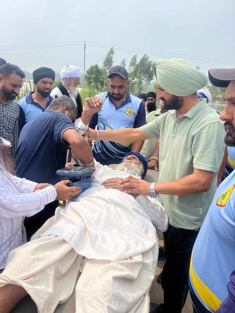 ਹੜ੍ਹ ਪ੍ਰਭਾਵਿਤ ਖੇਤਰ ਵਿੱਚ ਪ੍ਰਸ਼ਾਸਨ ਦੀ ਤੁਰੰਤ ਕਾਰਵਾਈ, 78 ਸਾਲਾ ਬਜ਼ੁਰਗ ਦੀ ਬਚਾਈ ਗਈ ਜਾਨ