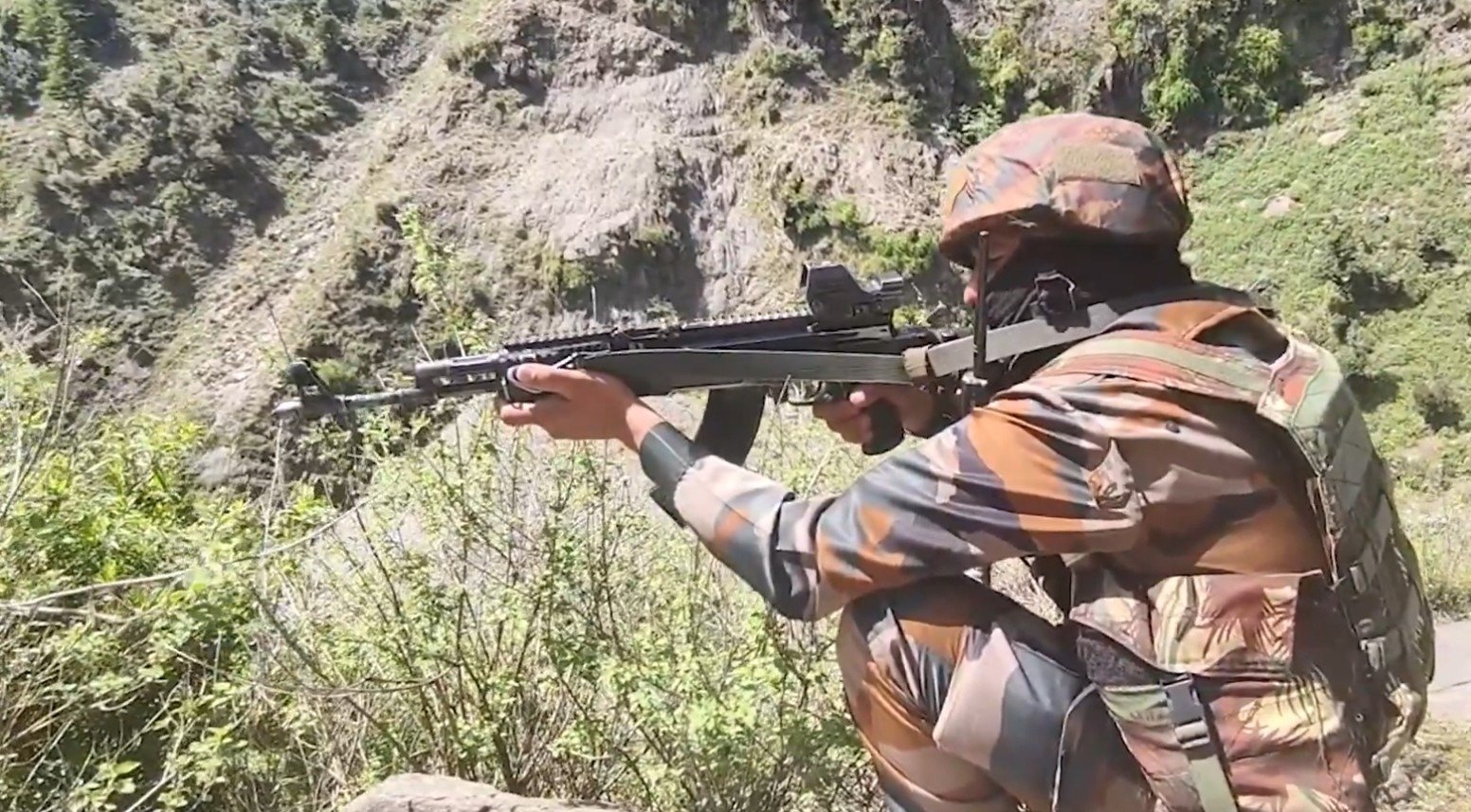 कुलगाम में जारी ‘ऑपरेशन अखल’, 10वें दिन भी हुई मुठभेड़, किश्तवाड़ में दो आतंकियों के छिपे होने की सूचना