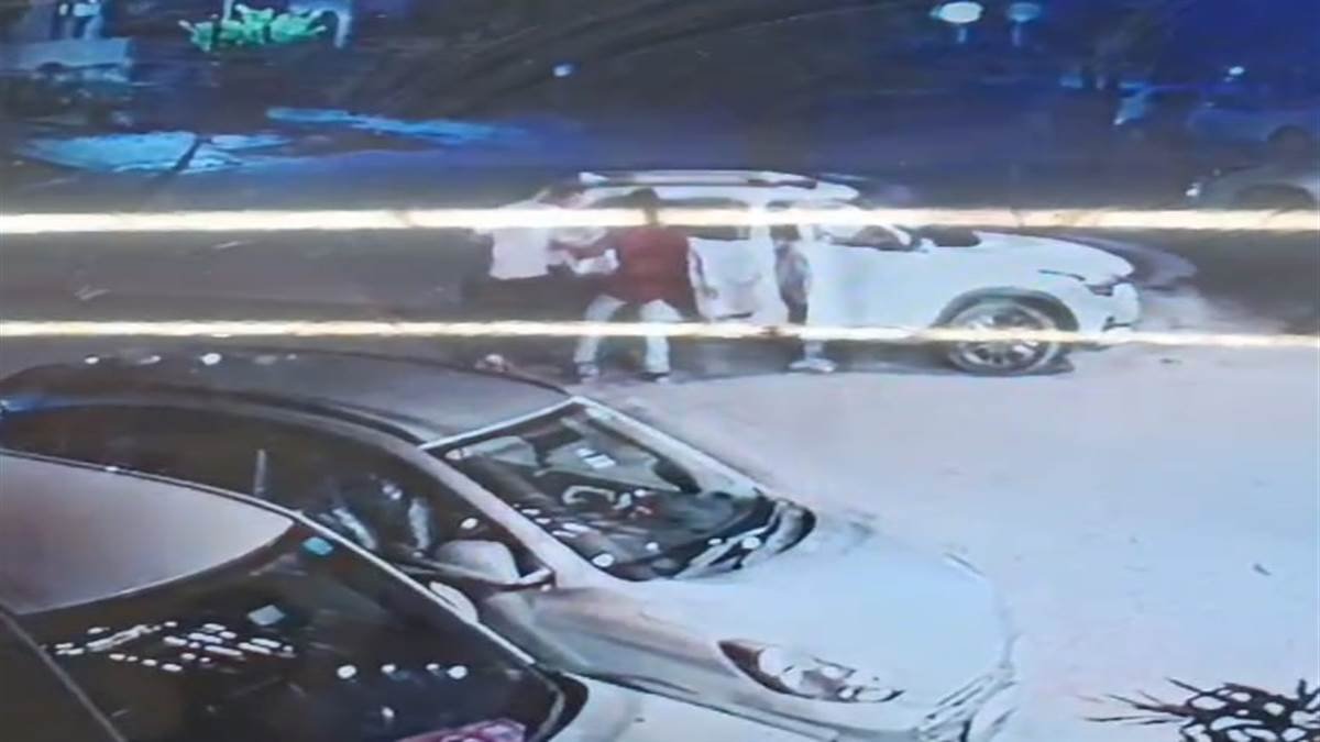 ਜਲੰਧਰ ‘ਚ ਡਾਕਟਰ ‘ਤੇ ਚੱਲੀ ਗੋਲੀ, ਮੌਕੇ ਤੋਂ ਭੱਜੇ ਹਮਲਾਵਰ, ਵਾਰਦਾਤ ਸੀਸੀਟੀਵੀ ‘ਚ ਕੈਦ