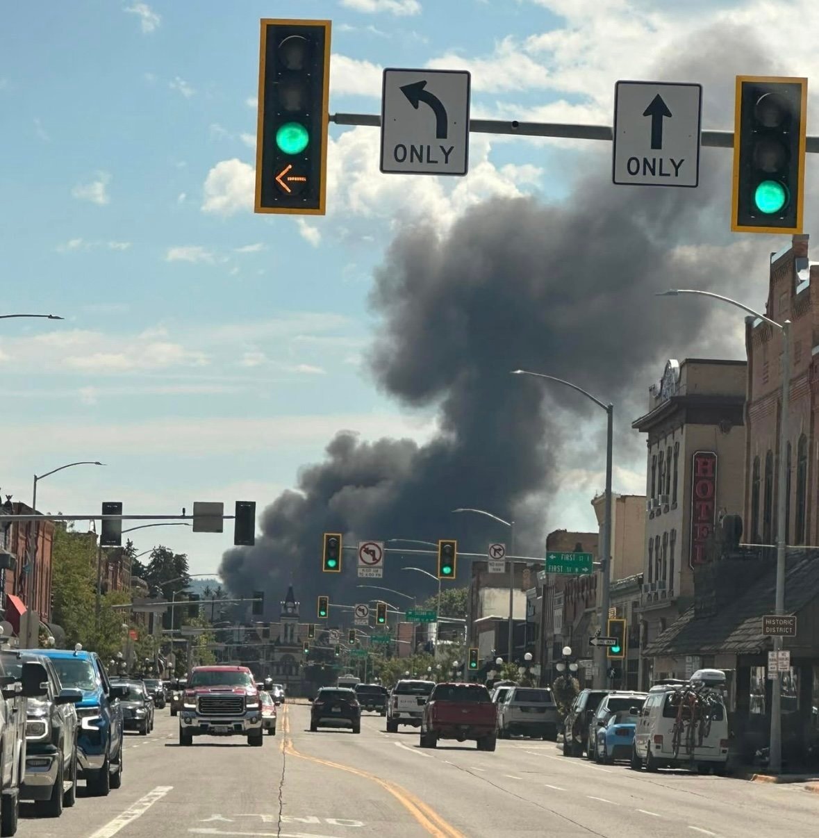 अमेरिका में एयरपोर्ट पर बड़ा हादसा, दूर से ही दिखाई दे रहा धुएं का गुबार, दो विमानों के बीच टक्कर के बाद लगी भीषण आग