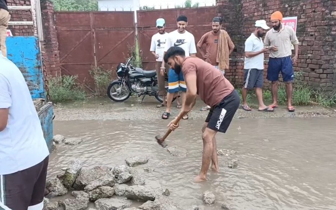 ਪੰਜਾਬ ‘ਚ ਹਰ ਪਾਸੇ ਹੜ੍ਹਾਂ ਦੀ ਮਾਰ, ਇੱਕ ਦੂਜੇ ਦੀ ਮਦਦ ਲਈ ਅੱਗੇ ਆਏ ਪਿੰਡਾਂ ਵਾਲੇ, ਖੁਦ ਹੀ ਕਰ ਰਹੇ ਸੜਕਾਂ ਦੀ ਮੁਰੰਮਤ