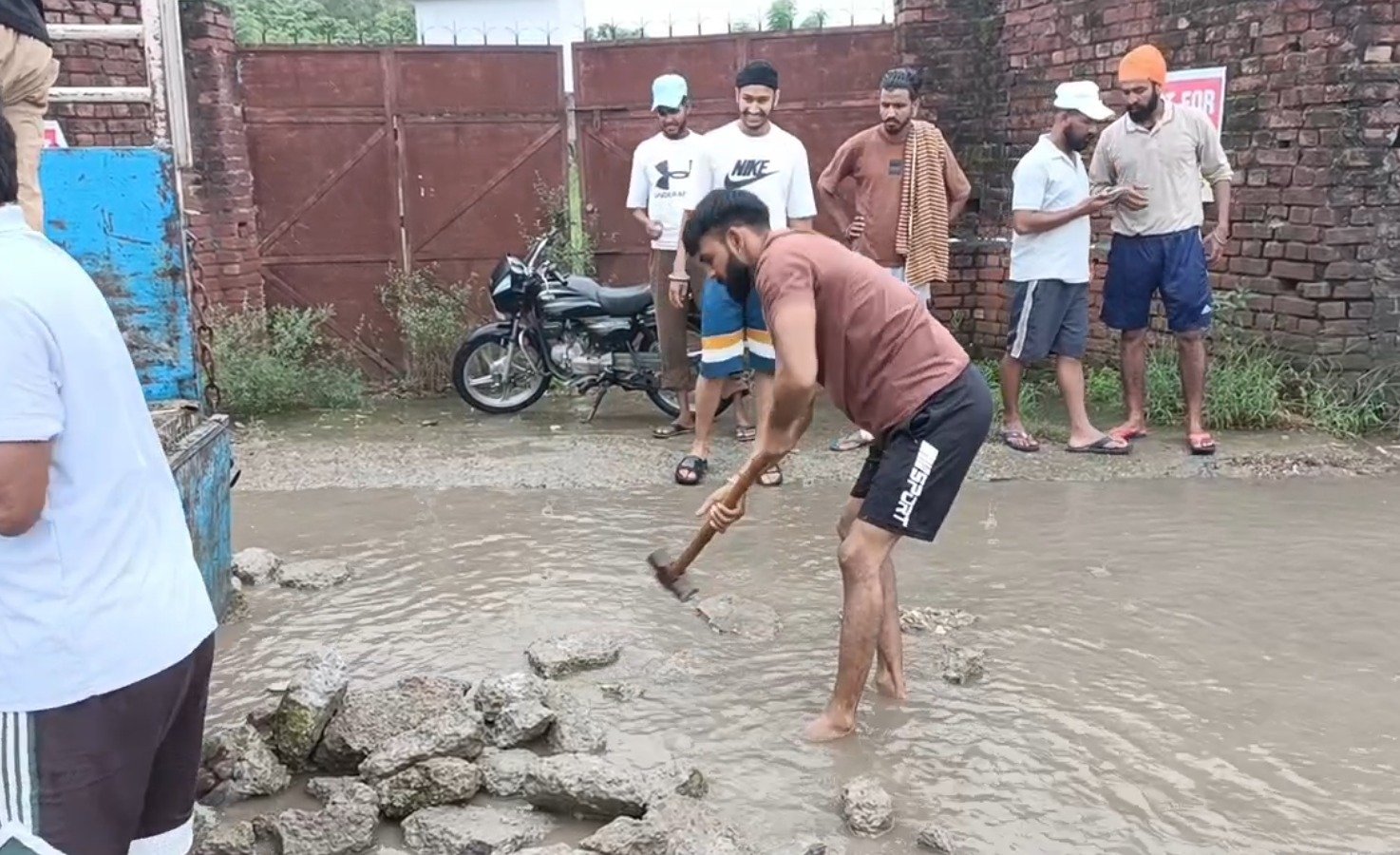 ਪੰਜਾਬ ‘ਚ ਹਰ ਪਾਸੇ ਹੜ੍ਹਾਂ ਦੀ ਮਾਰ, ਇੱਕ ਦੂਜੇ ਦੀ ਮਦਦ ਲਈ ਅੱਗੇ ਆਏ ਪਿੰਡਾਂ ਵਾਲੇ, ਖੁਦ ਹੀ ਕਰ ਰਹੇ ਸੜਕਾਂ ਦੀ ਮੁਰੰਮਤ