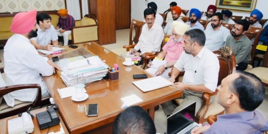 ਲਾਲਜੀਤ ਸਿੰਘ ਭੁੱਲਰ ਵੱਲੋਂ ਟਰਾਂਸਪੋਰਟ ਯੂਨੀਅਨਾਂ ਨਾਲ ਮੀਟਿੰਗ, ਜਲਦੀ ਹੱਲ ਦਾ ਦਿੱਤਾ ਭਰੋਸਾ