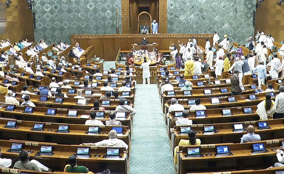 हंगामे की भेंट चढ़ा मानसून सत्र, सिर्फ 37 घंटे हुई चर्चा, लोकसभा की कार्यवाही स्थगित: एक महीने में 12 बिल पास