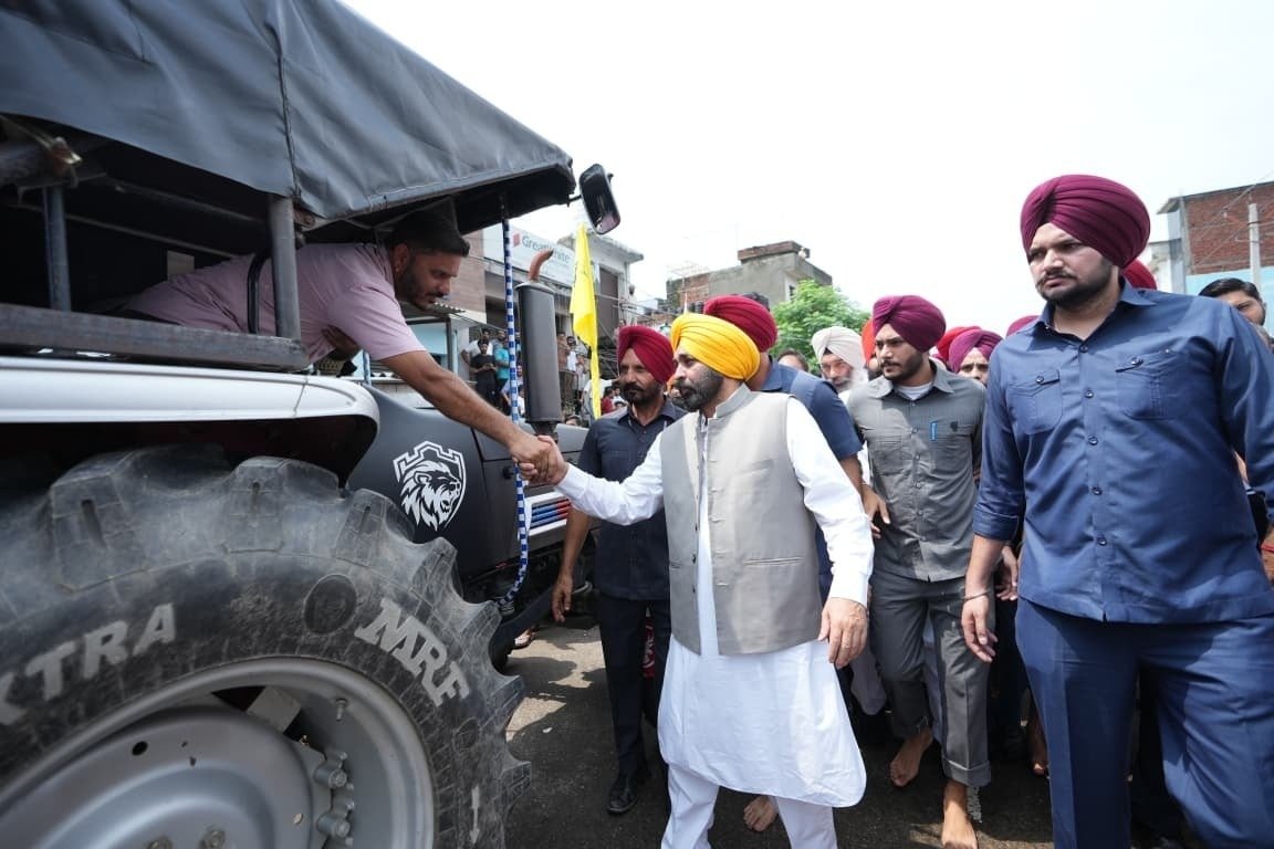 ਮੁੱਖ ਮੰਤਰੀ ਵੱਲੋਂ ਗੁਰਦਾਸਪੁਰ ਜ਼ਿਲ੍ਹੇ ਦੇ ਹੜ੍ਹ ਪ੍ਰਭਾਵਿਤ ਇਲਾਕਿਆਂ ‘ਚ ਤੂਫਾਨੀ ਦੌਰਾ: ਲੋਕਾਂ ਦਾ ਹੈਲੀਕਾਪਟਰ, ਲੋਕਾਂ ਦੀ ਸੇਵਾ ਲਈ ਲਾਇਆ