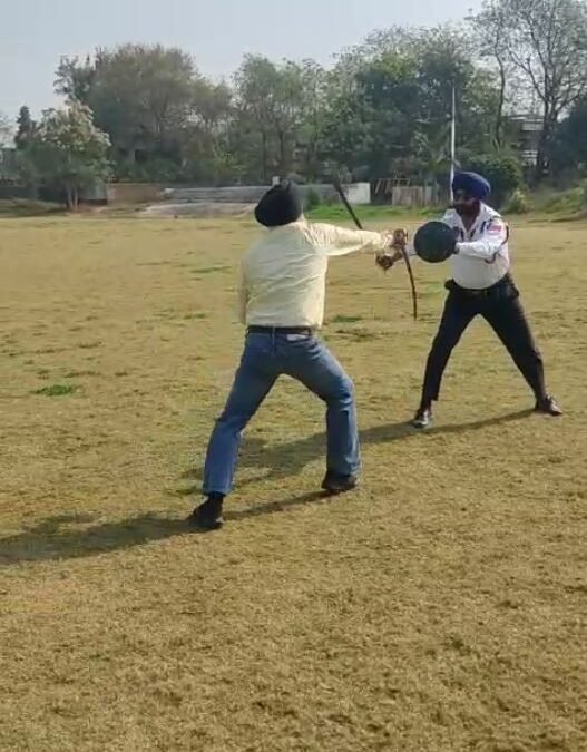 ਡਿਊਟੀ ਤੇ ਤੈਨਾਤ ਪੰਜਾਬ ਪੁਲਿਸ ਦਾ ਇਹ ਹੌਲਦਾਰ ਨਸ਼ਿਆਂ ਤੋਂ ਦੂਰ ਰੱਖਣ ਲਈ ਇੰਜ਼ ਕਰ ਰਹਿਆ ਹੈ ਜਾਗਰੂਕ…