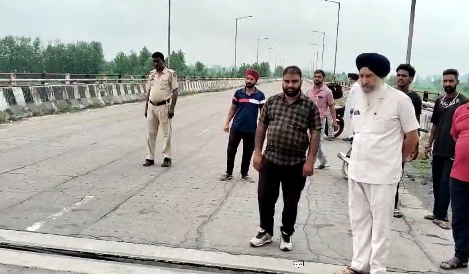 ਮੁਕੇਰੀਆਂ ‘ਚ ਬਿਆਸ ਦਰਿਆ ਦੇ ਪਾਣੀ ਦਾ ਕਹਿਰ, ਪੁਲ ‘ਚ ਆਈ ਦਰਾਰਾਂ, ਖ਼ਤਰੇ ਨੂੰ ਦੇਖ ਪ੍ਰਸ਼ਾਸ਼ਨ ਮੁਸਤੈਦ