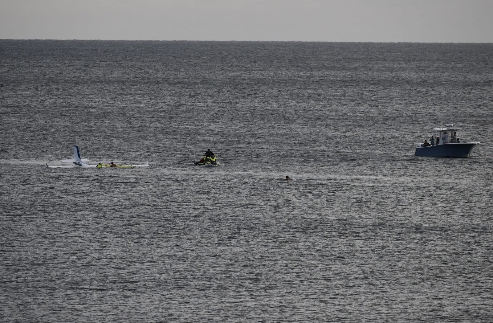 समुद्र के किनारे अचानक आ गिरा प्लेन, मौत को छूकर निकला पायलट, घटना देखकर दंग रह गए लोग