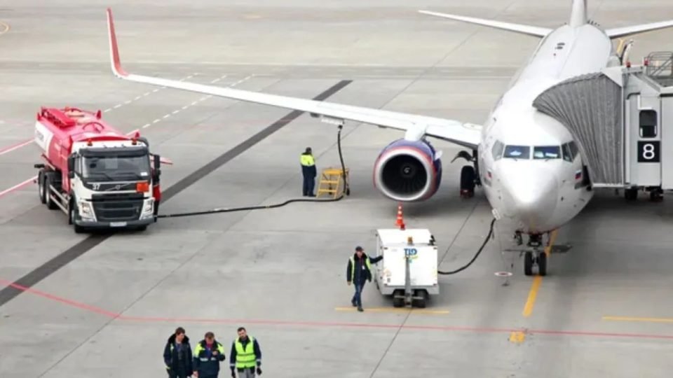 ਕੀ ਪੈਟਰੋਲ ਨਾਲੋਂ ਸਸਤਾ ਹੈ ਹਵਾਈ ਜਹਾਜ਼ ਦਾ ਤੇਲ? ਕਿੰਨਾ ਹੈ ਫ਼ਰਕ?