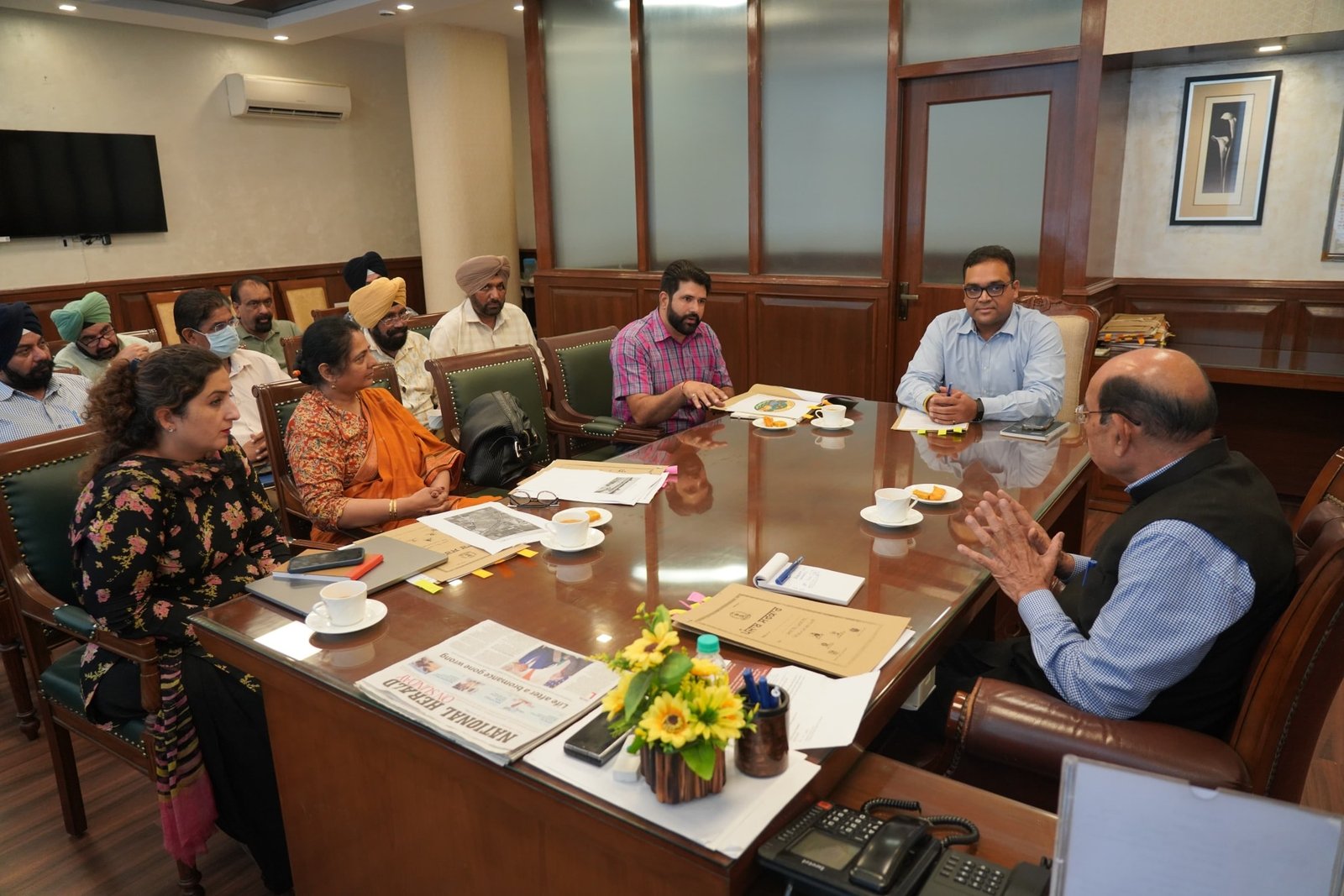 ਬਾਗਬਾਨੀ ਮੰਤਰੀ ਵੱਲੋਂ ਫੁੱਲਾਂ ਦੀ ਖੇਤੀ ਨੂੰ ਉਤਸ਼ਾਹਿਤ ਕਰਨ ਲਈ ਅਧਿਕਾਰੀਆਂ ਨੂੰ ਖਾਸ ਨਿਰਦੇਸ਼