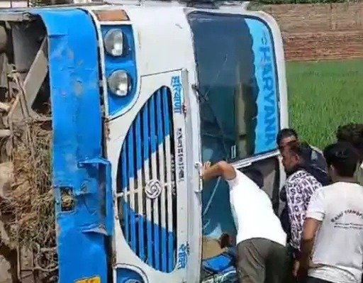 सिरसा में बड़ा सड़क हादसा, खेतों में पलटी हरियाणा रोडवेज, ड्राइवर और कंडक्टर समेत कईं सवारियाँ ज्खमी