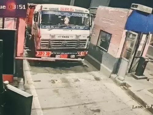 ਲੁਧਿਆਣਾ ਦੇ ਲਾਡੋਵਾਲ ਟੋਲ ‘ਤੇ ਓਵਰਲੋਡ ਟਰੱਕ ਕਾਰਨ ਹੋਈ ਬਹਿਸ, ਹੰਗਾਮੇ ਦੀ ਵੀਡੀਓ ਆਈ ਸਾਹਮਣੇ