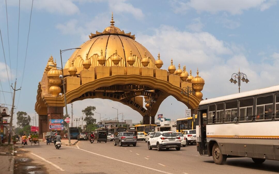 ਅੰਮ੍ਰਿਤਸਰ ‘ਚ ਸ਼ਰੇਆਮ ਹੋ ਰਹੀ ਗੁਰਬਾਣੀ ਦੀਆਂ ਤੁਕਾਂ ਦੀ ਬੇਅਦਬੀ