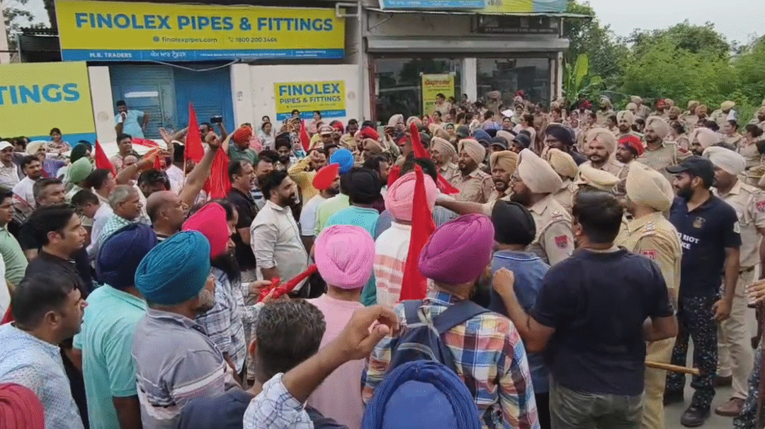 ਮੁੱਖ ਮੰਤਰੀ ਭਗਵੰਤ ਮਾਨ ਦੇ ਘਰ ਅੱਗੇ ਕੰਪਿਊਟਰ ਅਧਿਆਪਕਾਂ ਵੱਲੋਂ ਮੁੜ ਧਰਨਾ, ਕਿਹਾ – ‘ਸਰਕਾਰ ਨੇ ਸਿਰਫ ਲਾਰੇ ਲਗਾਏ, ਕੋਈ ਸੁਣਵਾਈ ਨਹੀਂ’