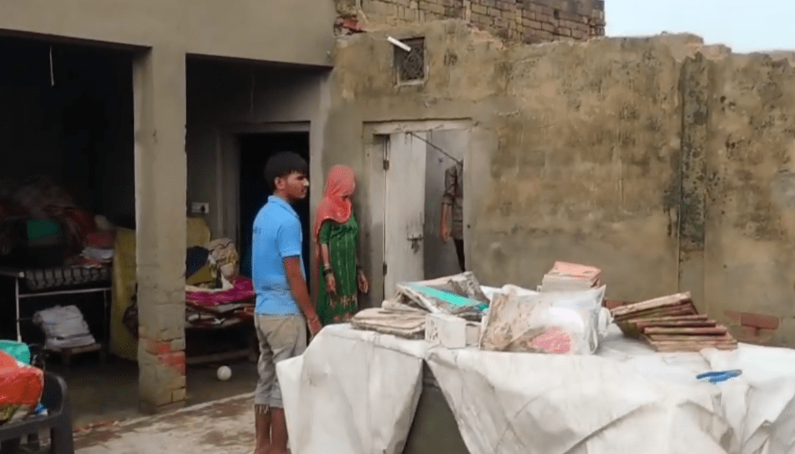 ਭਾਰੀ ਮੀਂਹ ਕਾਰਨ ਕਈ ਕੱਚੇ ਘਰ ਢਹਿ, ਹਜ਼ਾਰਾਂ ਰੁਪਏ ਦਾ ਹੋਇਆ ਨੁਕਸਾਨ, ਪੀੜਤ ਪਰਿਵਾਰਾਂ ਦੀ ਮੁਆਵਜ਼ਾ ਮੰਗ