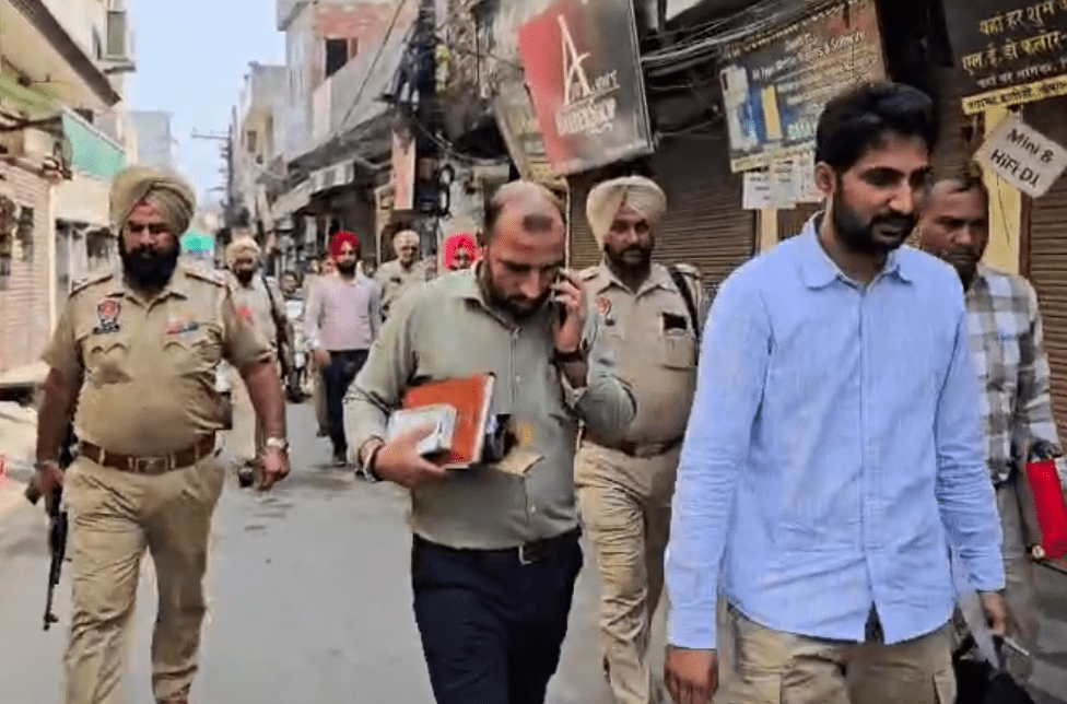 ਅੰਮ੍ਰਿਤਸਰ ‘ਚ NIA ਦੀ ਦਬੀਸ਼, ਵਿਦੇਸ਼ਾਂ ਵਿੱਚ ਗੈਰ-ਕਾਨੂੰਨੀ ਢੰਗ ਨਾਲ ਲੋਕਾਂ ਨੂੰ ਭੇਜਣ ਦੇ ਸ਼ੱਕ ‘ਚ ਇਮੀਗ੍ਰੇਸ਼ਨ ਏਜੰਟ ਦੇ ਘਰ ‘ਤੇ ਰੇਡ