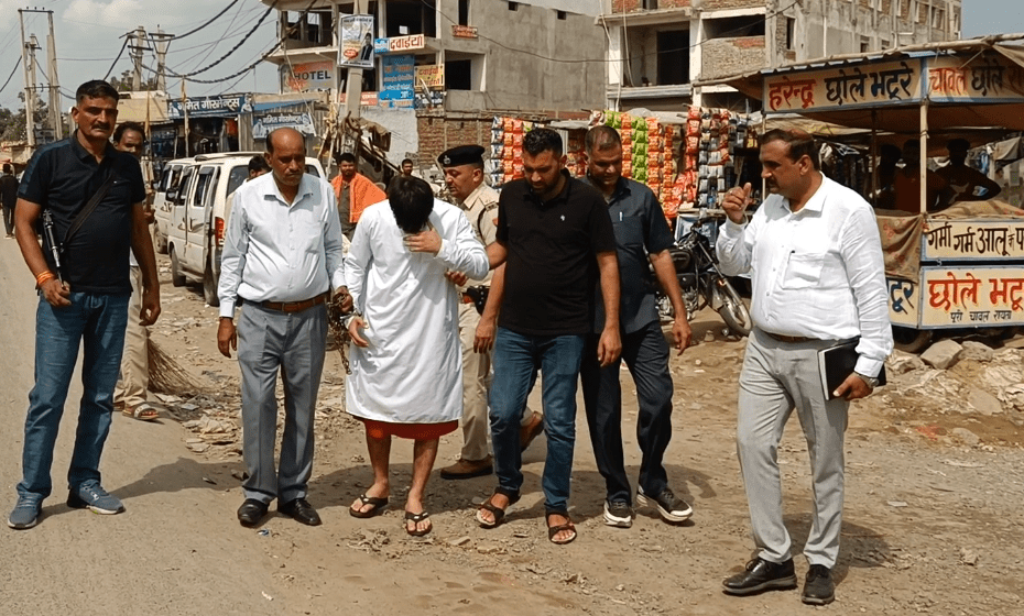 ਮਰਡਰ ਦੇ ਮੁਲਜ਼ਮ ਨੂੰ ਧੋਤੀ ਪਹਨਾ ਕੇ ਬਜ਼ਾਰ ‘ਚ ਘੁਮਾਇਆ– ਜਨਮਦਿਨ ‘ਤੇ ਹੋਈ ਸੀ ਨੌਜਵਾਨ ਦੀ ਹੱਤਿਆ