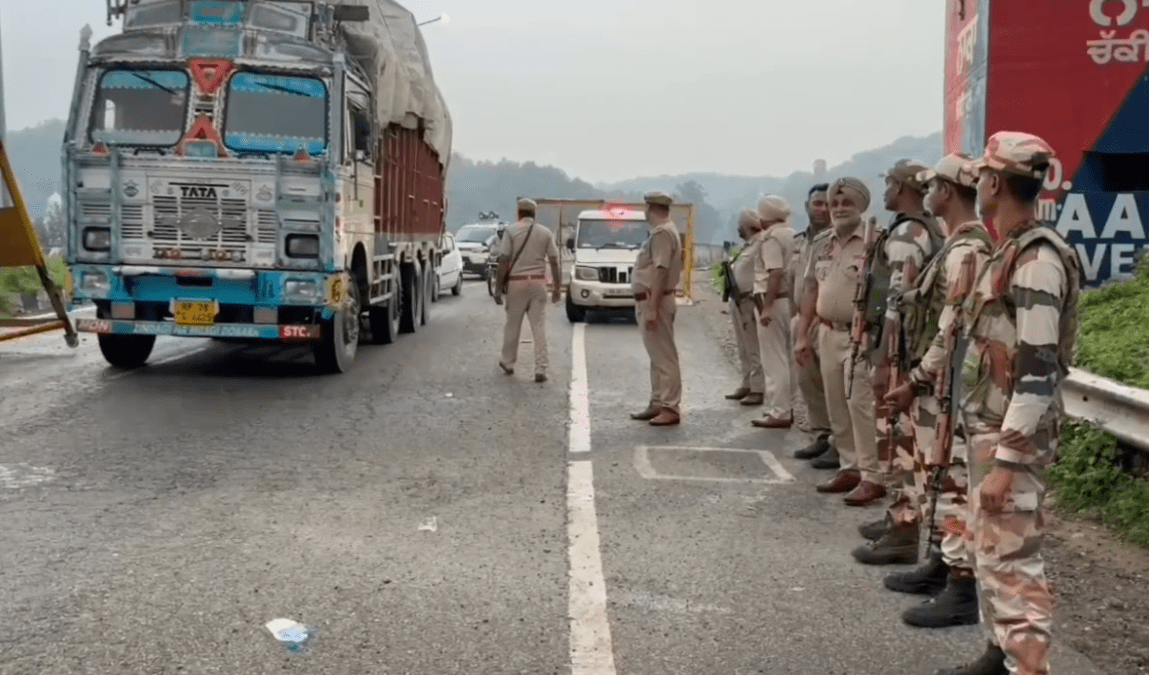 ਪਠਾਨਕੋਟ-ਹਿਮਾਚਲ ਬਾਰਡਰ ‘ਤੇ ਅਸਮਾਨ ‘ਚ ਉੱਡਦੀ ਦੇਖੀ ਗਈ ਸੰਦਿਗਧ ਚੀਜ਼, ਪੁਲਿਸ ਨੇ ਚਲਾਇਆ ਚੈੱਕਿੰਗ ਤੇ ਖੋਜ ਮੁਹਿੰਮ