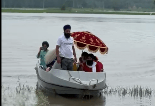 ਬਿਆਸ ਦਰਿਆ ‘ਚ ਵਾਧਾ: ਮੰਡ ਖੇਤਰ ਦੇ ਪਿੰਡਾਂ ‘ਚ ਹੜ੍ਹਾਂ ਵਾਂਗ ਹਾਲਾਤ, ਸ੍ਰੀ ਗੁਰੂ ਗ੍ਰੰਥ ਸਾਹਿਬ ਜੀ ਦੇ 2 ਪਵਿੱਤਰ ਸਰੂਪ ਸੁਰੱਖਿਅਤ ਸਥਾਨ ‘ਤੇ ਪਹੁੰਚਾਏ