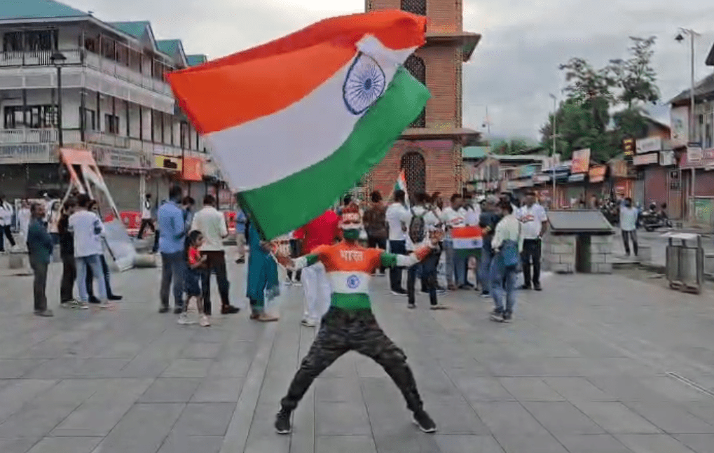 ਲਾਲ ਚੌਕ ‘ਚ ਤਿਰੰਗਾ: ਦੇਸ਼ਭਗਤੀ ਦੇ ਰੰਗਾਂ ‘ਚ ਰੰਗਿਆ ਕਸ਼ਮੀਰ, ਅਹਿਮਦਾਬਾਦ ਤੋਂ 1500 km  ਤੈਅ ਕਰਕੇ ਪਹੁੰਚਿਆ ਅਰੁਣ ਹਰਿਆਣਵੀ
