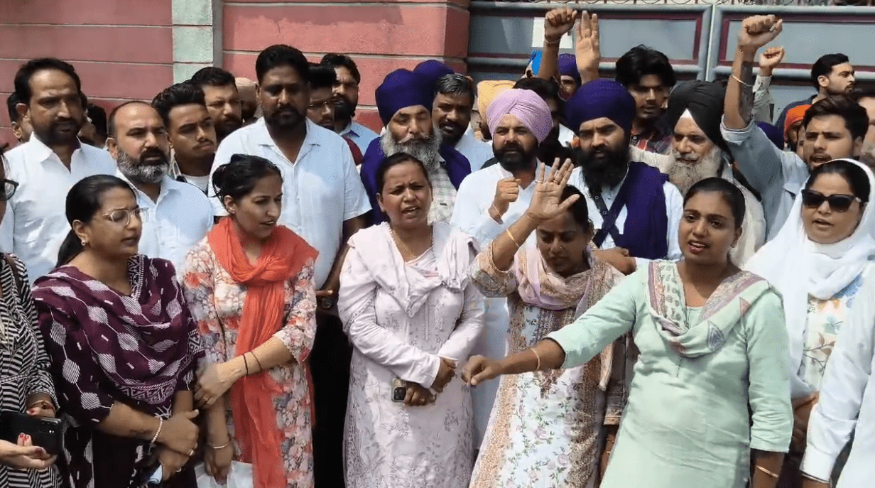 ਬਠਿੰਡਾ ‘ਚ ਵਿਦਿਆਰਥਣ ਨਾਲ ਡਰਾਈਵਰ ਨੇ ਕੀਤੀ ਛੇੜਛਾੜ, ਮਾਪਿਆਂ ਨੇ ਸਕੂਲ ਅੱਗੇ ਲਾਇਆ ਧਰਨਾ