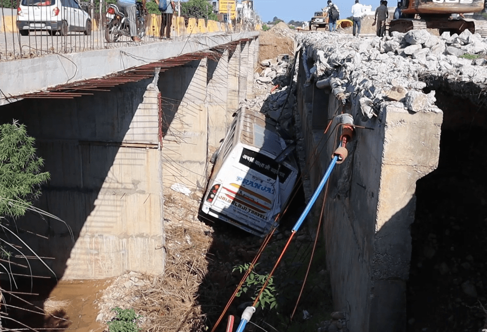 ਜੰਮੂ-ਪਠਾਨਕੋਟ ਹਾਈਵੇ ‘ਤੇ ਭਿਆਨਕ ਸੜਕ ਹਾਦਸਾ ਵਾਪਰਿਆ ,ਕਟਰਾ ਜਾ ਰਹੀ ਬੱਸ ਖਾਈ ‘ਚ ਡਿੱਗੀ; 1 ਦੀ ਮੌਤ, 40 ਤੋਂ ਵੱਧ ਜ਼ਖਮੀ