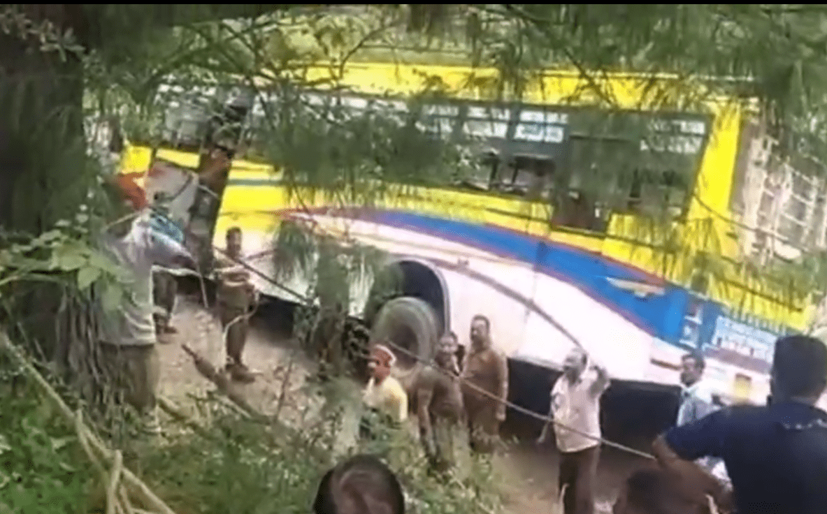 ਛੰਨੀ ਖੋੜ ਵਿੱਚ ਸੜਕ ਟੁੱਟਣਨਾਲ ਨਿੱਜੀ ਬੱਸ ਖਾਈ ਦੇ ਕੰਢੇ ਤੇ ਫੰਸੀ, ਵੱਡਾ ਹਾਦਸਾ ਹੋਣ ਤੋਂ ਬਚਿਆ