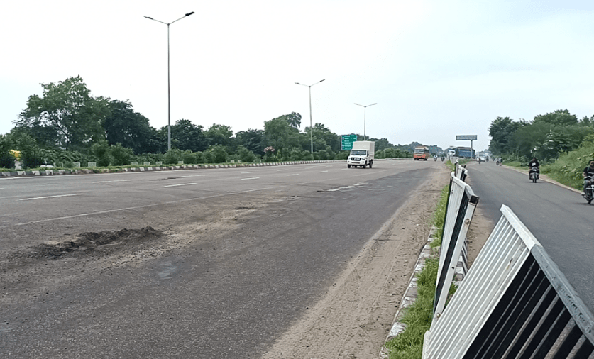 Punjab: NH-44 ‘ਤੇ ਚਾਰ ਨੌਜਵਾਨਾਂ ਨੇ ਰੇਲਿੰਗ ‘ਤੇ ਚੜ੍ਹਨ ਦੀ ਕੀਤੀ ਕੋਸ਼ਿਸ਼, ਰਾਹਗੀਰ ਨਾਲ ਹੋਈ ਹੱਥਾਪਾਈ