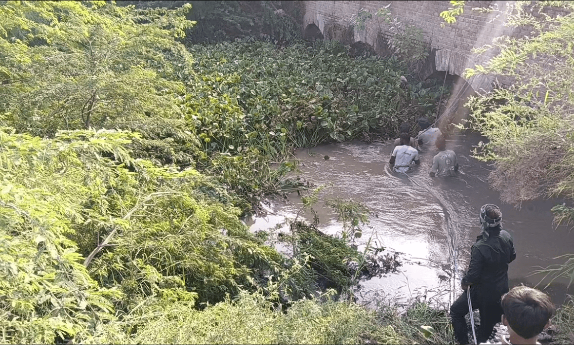 ਰਣਾਲਾ-ਬਠਿੰਡਾ ਹਾਈਵੇ ਤੇ ਵਾਪਰੀ ਵੱਡੀ ਲਾਪਰਵਾਹੀ – ਪਿੰਡ ਘੁੰਨਸ ਡਰੇਨ ‘ਚ ਡੁੱਬਣ ਕਾਰਨ 39 ਪਸ਼ੂਆਂ ਦੀ ਮੌਤ, 40 ਲੱਖ ਰੁਪਏ ਦਾ ਨੁਕਸਾਨ