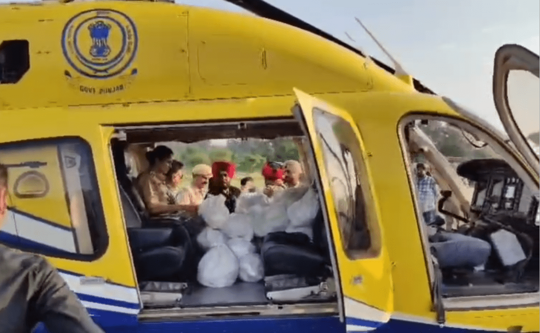 ਪਠਾਨਕੋਟ ‘ਚ ਸਰਕਾਰੀ ਹੈਲੀਕਾਪਟਰ ਰਾਹੀਂ ਹੜ੍ਹ ਪੀੜਤਾਂ ਤੱਕ ਪਹੁੰਚਾਈ ਰਾਹਤ ਸਮੱਗਰੀ