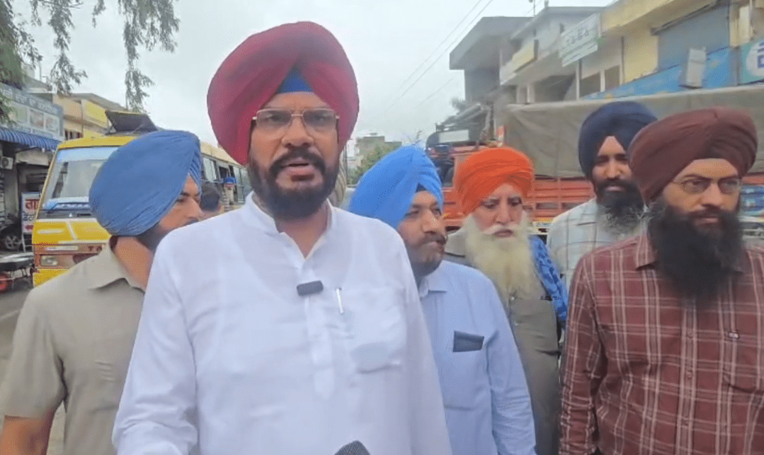ਅਜਨਾਲਾ ਹੜ੍ਹਾਂ ਦੀ ਝੱਲ ਰਿਹਾ ਮਾਰ ,ਗੈਸ ਸਿਲੰਡਰਾਂ ਲਈ ਲੱਗੀਆਂ ਕਤਾਰਾਂ, ਲੋਕਾਂ ਨੇ ਗੈਸ ਏਜੰਸੀ ‘ਤੇ ਲਾਏ ਦੋਸ਼