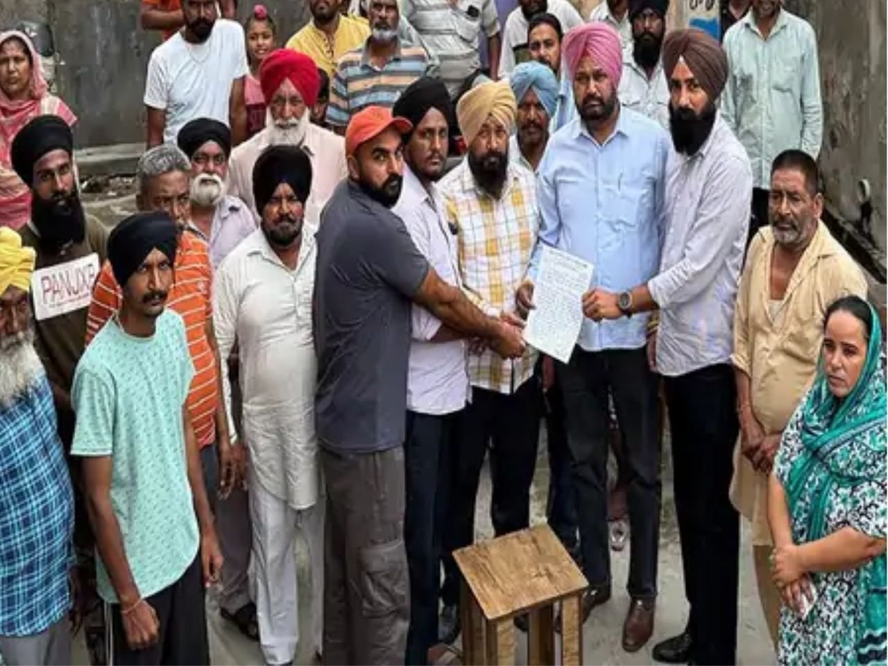 ਹੁਣ ਮੋਹਾਲੀ ਦੇ ਇਸ ਪਿੰਡ ਦੀ ਪੰਚਾਇਤ ਨੇ ਲਵ-ਮੈਰਿਜ ਕਰਨਵਾਲਿਆਂ ਖਿਲਾਫ਼ ਸੁਣਾਇਆ ਹੁਕਮ, ਕਿਹਾ- ਪ੍ਰਸਤਾਵ ਸਜ਼ਾ ਨਹੀਂ, ਸਗੋਂ ਭਵਿੱਖ ਲਈ ਚੇਤਾਵਨੀ