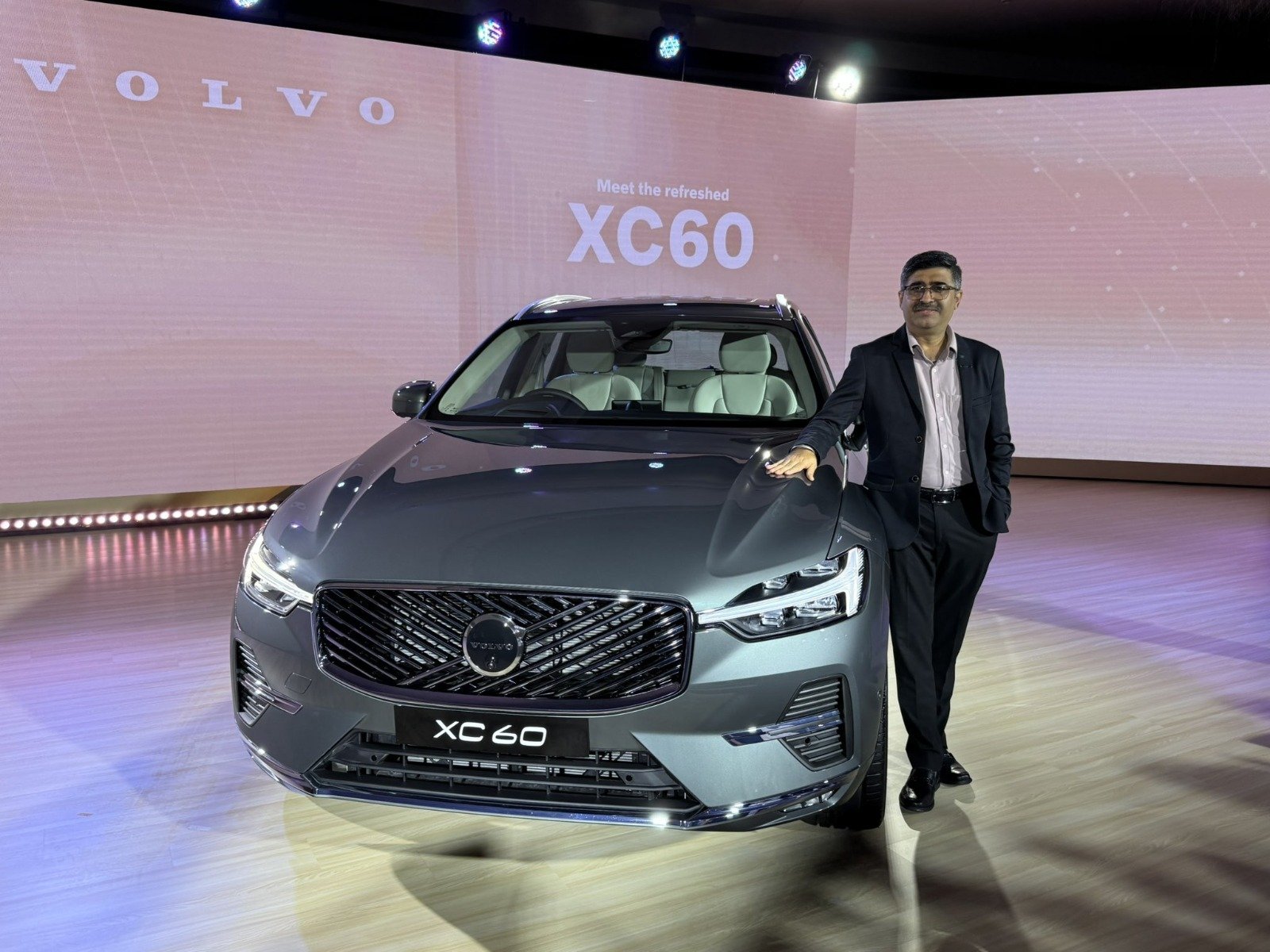 लग्जरी और सेफ्टी का नया किंग! भारत में लॉन्च हुई दुनिया की बेस्ट सेलिंग VOLVO कार, कीमत है इतनी