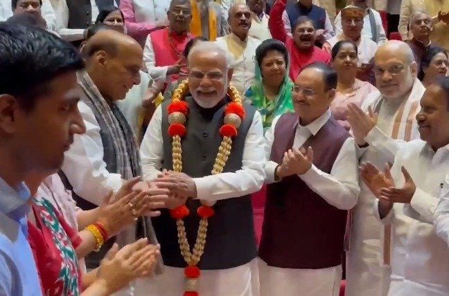 दिल्ली में हुई NDA संसदीय दल की मीटिंग, PM मोदी का हुआ सम्मान, लगे हर-हर महादेव के नारे