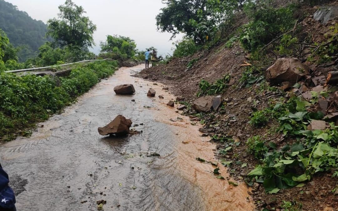 पंचकूला के मोरनी हिल्स में लैंडस्लाइड के कारण रायपुर रानी- मोरनी मार्ग बंद, कई गांवों का कटा संपर्क