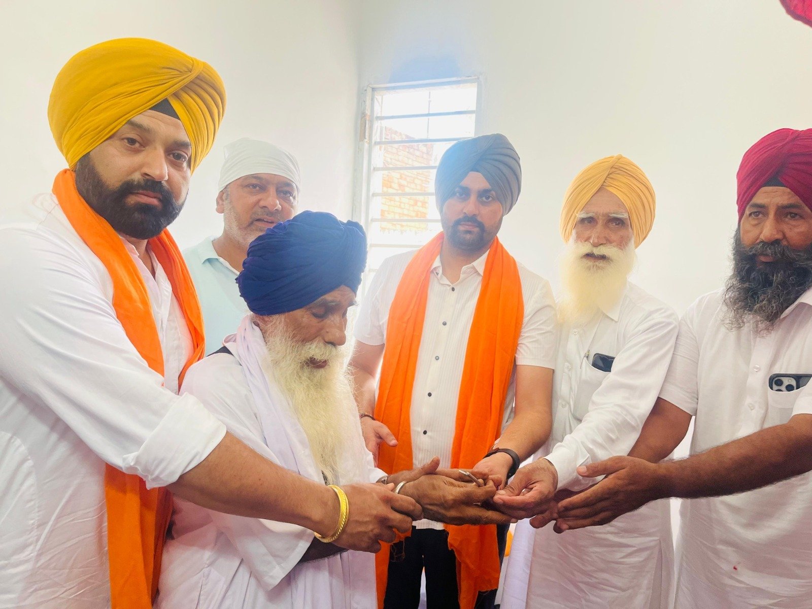 ਸੰਗਰੂਰ ਦੇ ਪਿੰਡ ਦੇਹ ਕਲਾਂ ‘ਚ ਮਿਸਾਲ ਹੋਈ ਕਾਇਮ, ਰਿਟਾਇਰਮੈਂਟ ‘ਤੇ ਪਾਠੀ ਨੂੰ ਤੋਹਫ਼ੇ ਵਜੋਂ ਮਿਲਿਆ ਘਰ