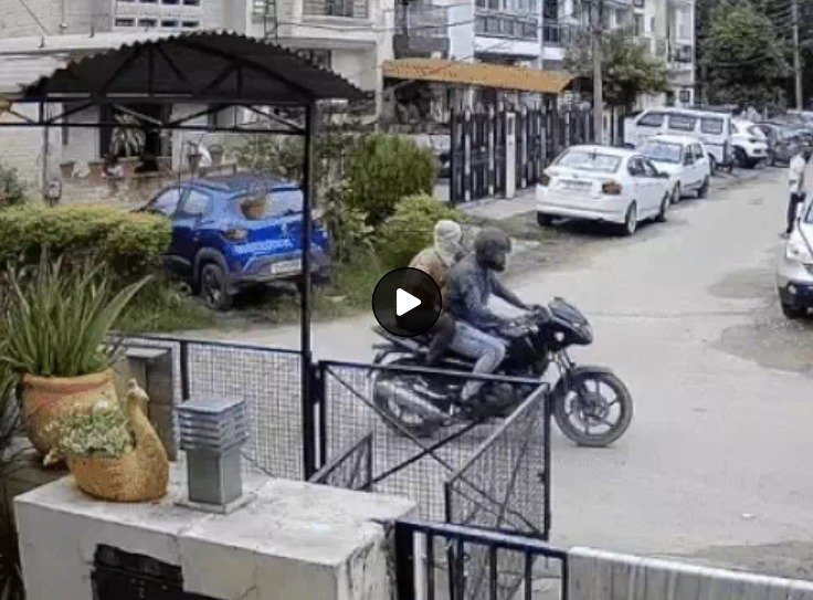 ਚੰਡੀਗੜ੍ਹ ‘ਚ ਬਜ਼ੁਰਗ ਔਰਤ ਤੋਂ ਖੋਹੀ ਚੇਨ, ਬਾਈਕ ਸਵਾਰ 2 ਲੁਟੇਰਿਆੰ ਦਾ ਕਾਰਾ, ਵੀਡੀਓ ਵਾਇਰਲ