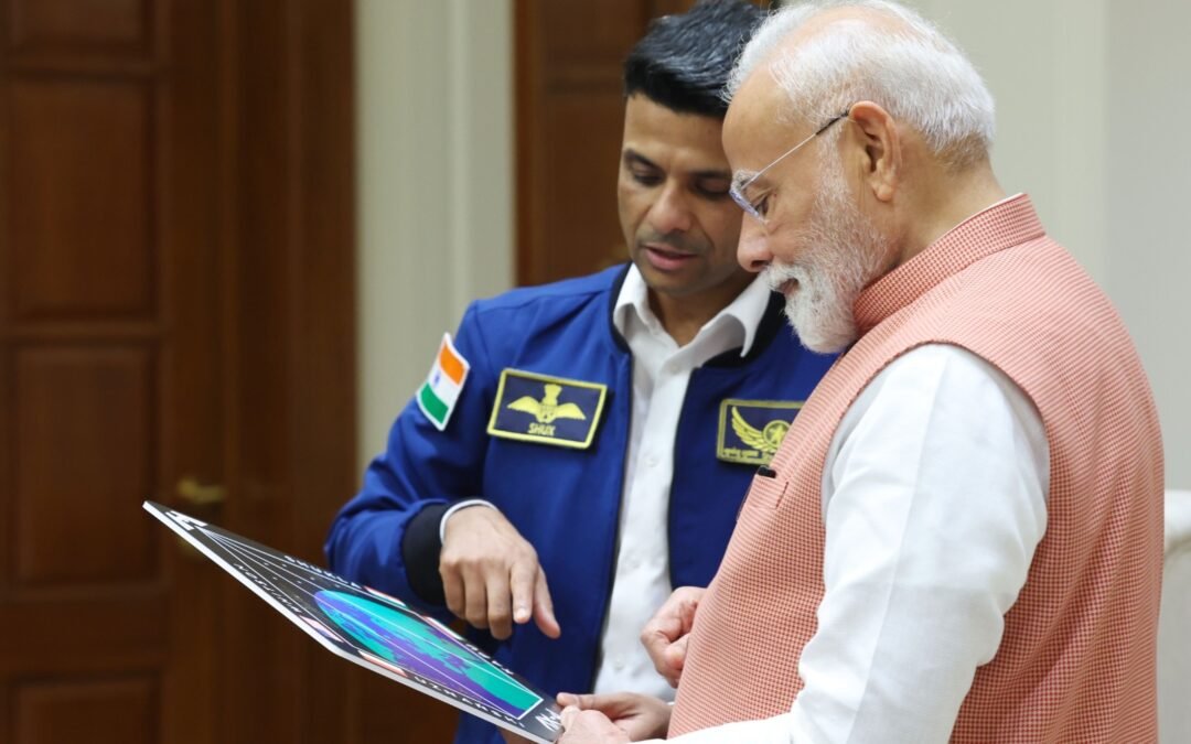 शुभांशु शुक्ला ने पीएम मोदी से की मुलाकात, हाथ मिलाया, गले लगाया और दिया खास गिफ्ट