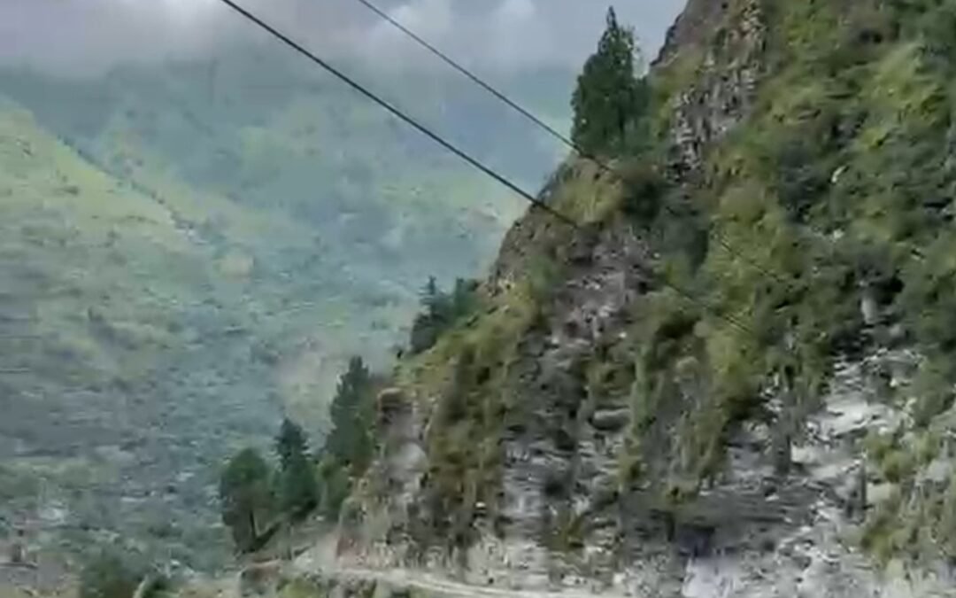 मणिकरण के सरसाड़ी के पास लैंडस्लाइड। बिजली, पानी, सड़क, नेटवर्क सब बाधित