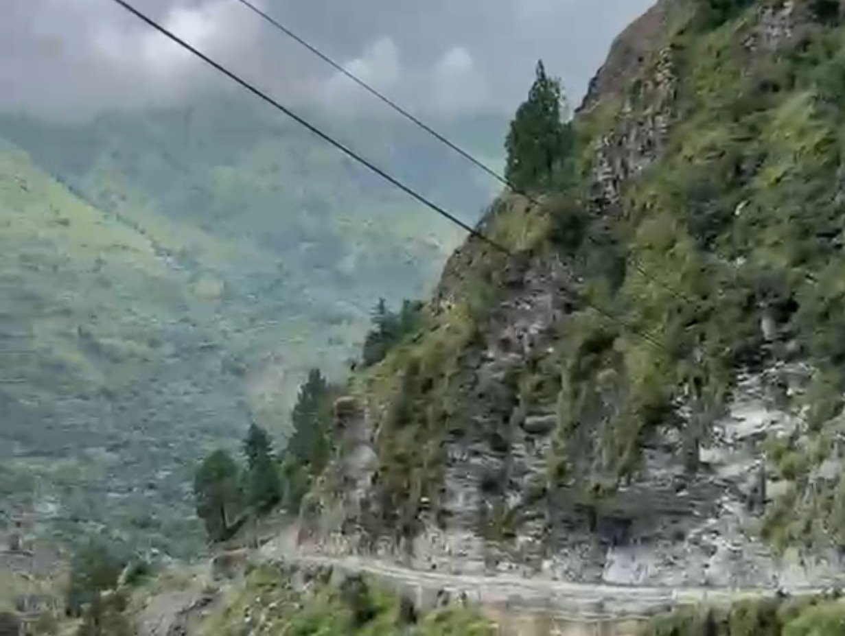 मणिकरण के सरसाड़ी के पास लैंडस्लाइड। बिजली, पानी, सड़क, नेटवर्क सब बाधित