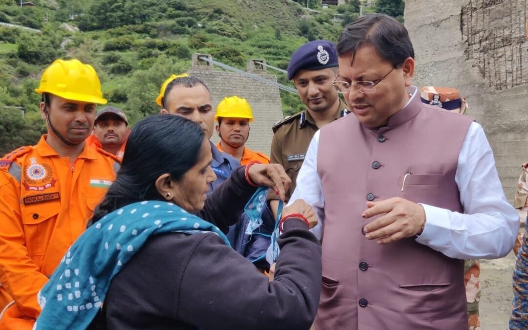 धराली में रेस्क्यू दौरान भावुक पल कैमरे मेंं कैद, गुजराती महिला ने दुपट्टा फाड़ सीएम धामी को बांधी राखी, बोली- ‘आप मेरे लिए श्रीकृष्ण जैसे…’