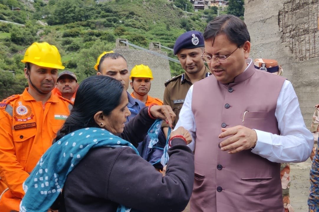 धराली में रेस्क्यू दौरान भावुक पल कैमरे मेंं कैद, गुजराती महिला ने दुपट्टा फाड़ सीएम धामी को बांधी राखी, बोली- ‘आप मेरे लिए श्रीकृष्ण जैसे…’