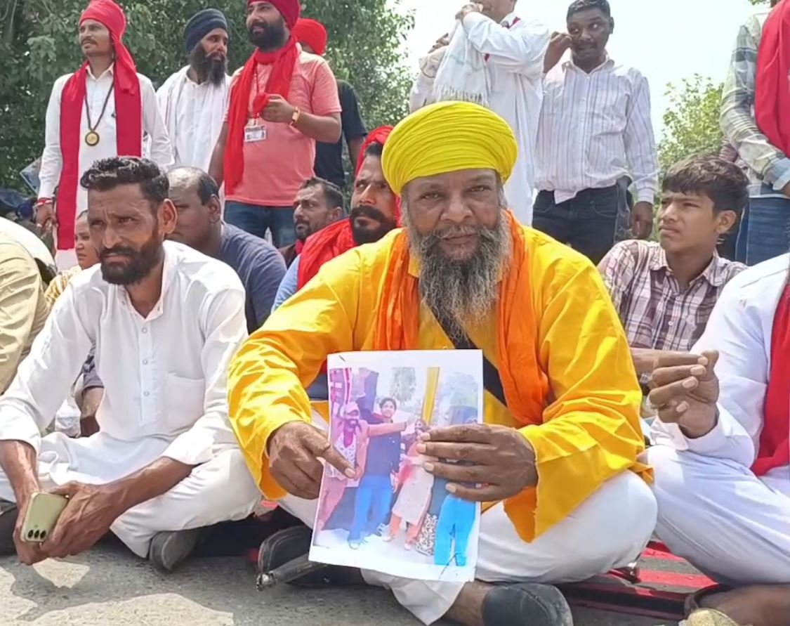 ਲੜਕੀ ਨੂੰ ਭਜਾ ਕੇ ਲੈ ਜਾਣ ਸਬੰਧੀ ਪਰਿਵਾਰ ਨੇ ਚੌਂਕ ਵਿਚਾਲੇ ਕੀਤਾ ਰੋਸ ਪ੍ਰਦਰਸ਼ਨ ,ਪੁਲਿਸ ਦੀ ਕਾਰਵਾਈ ‘ਤੇ ਚੁੱਕੇ ਸਵਾਲ
